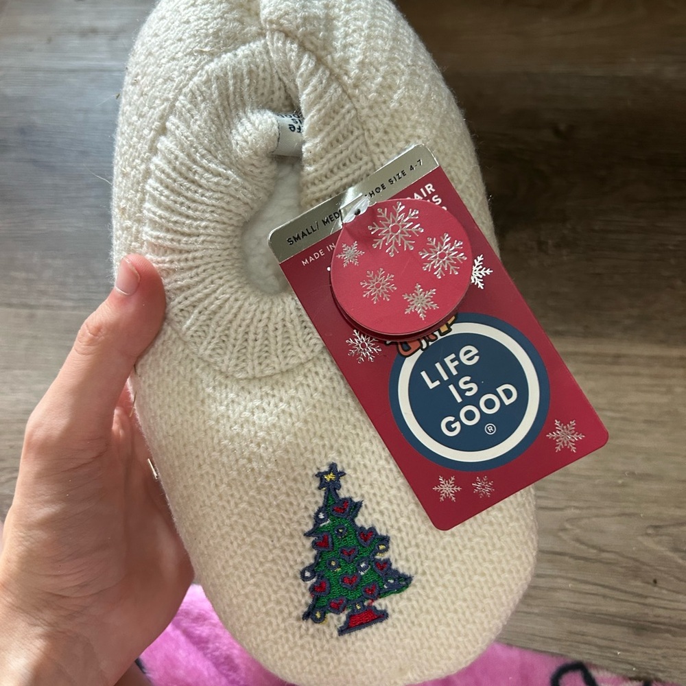Life Is Good Cream Slippers with Festive Tree Womens 4-7